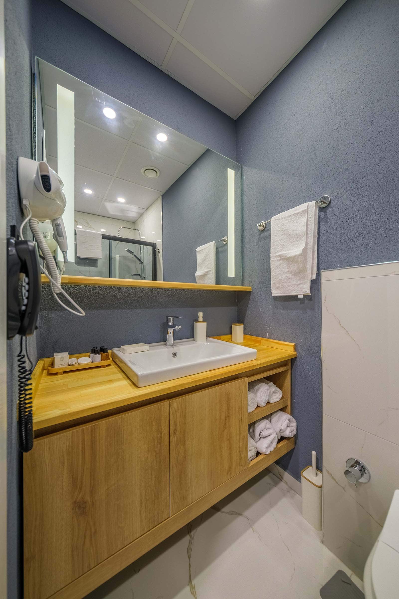 Modern Banyo - Ahşap Tezgah